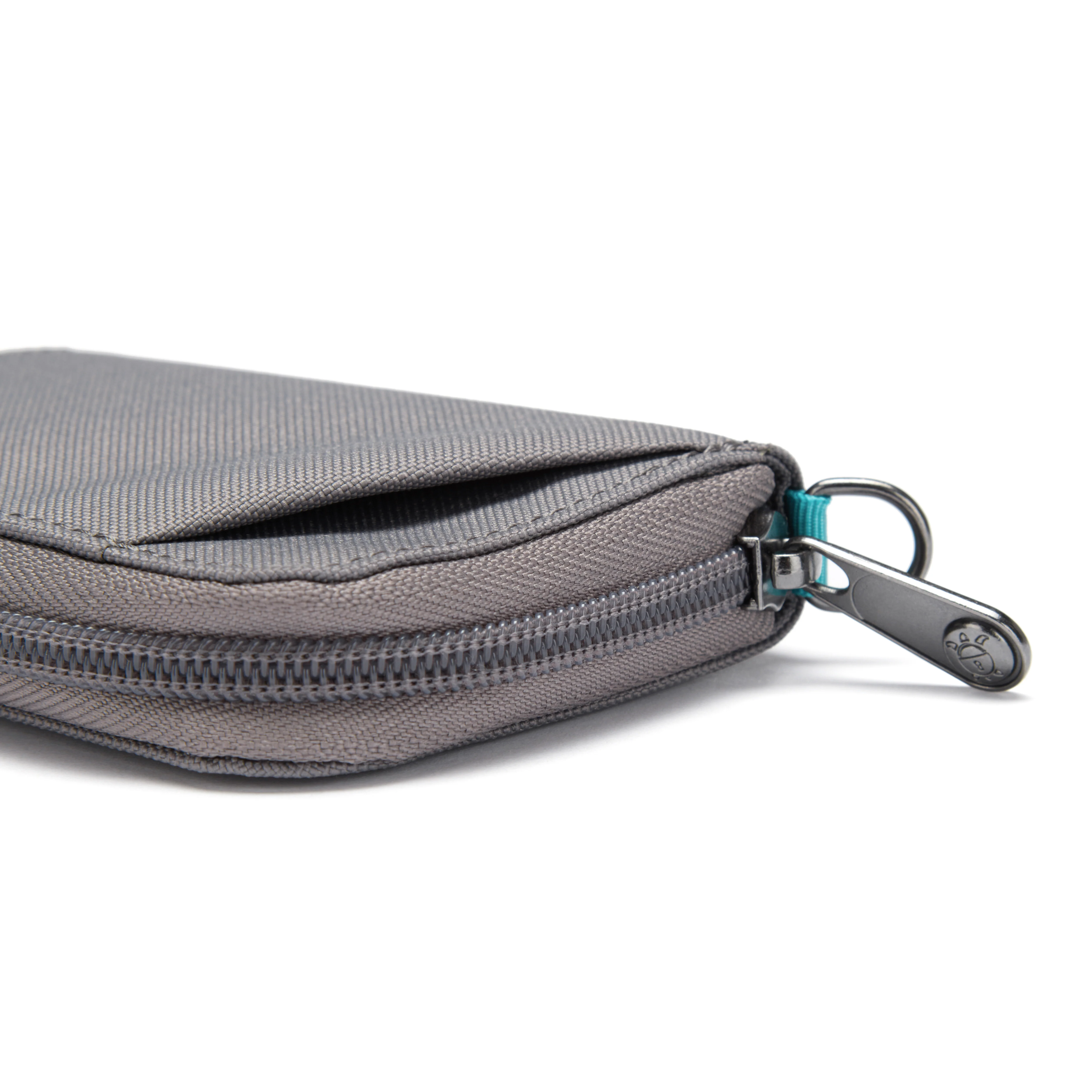 Pacsafe® RFIDsafe™ RFID blocking card wallet - Image 9