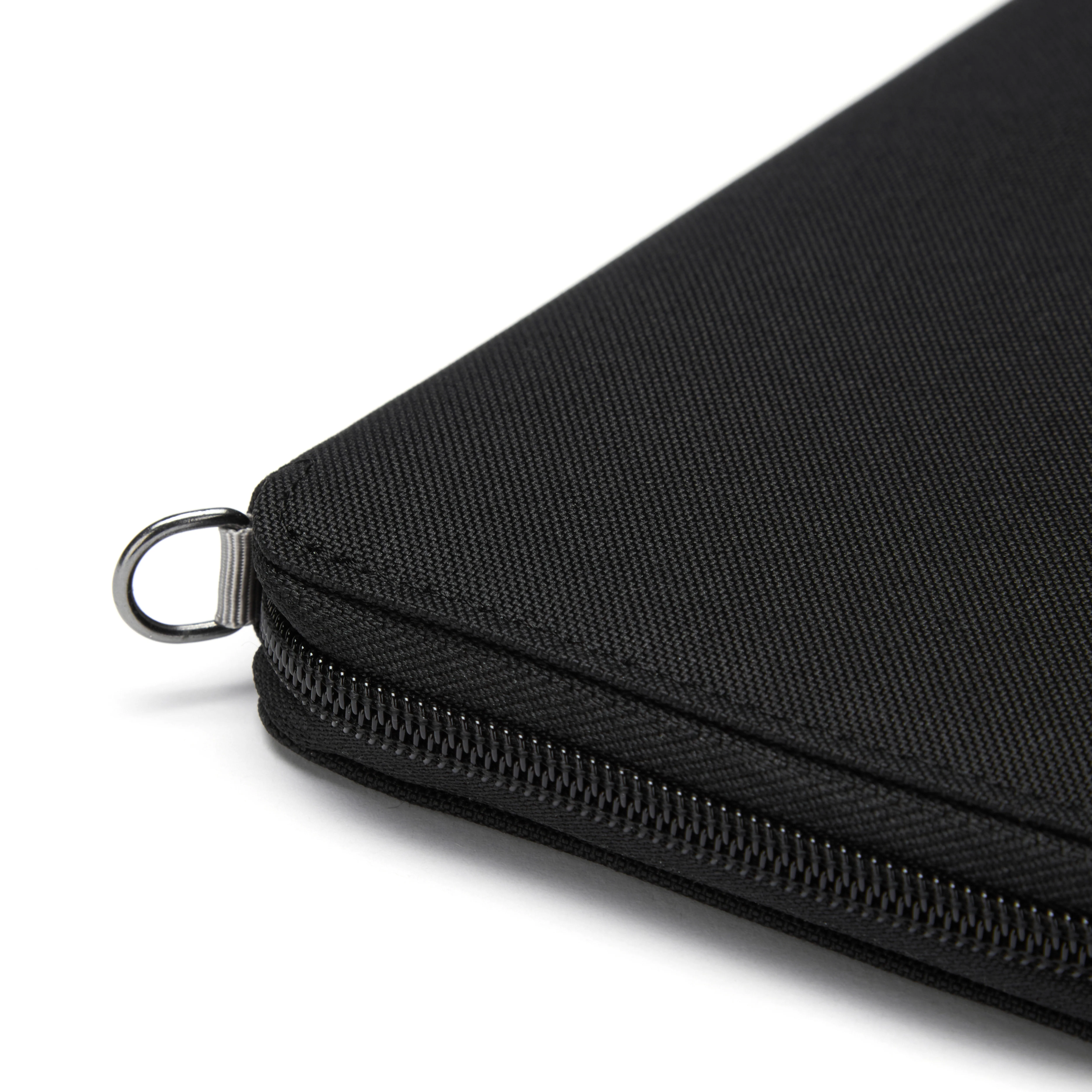 Pacsafe® RFIDsafe™ RFID blocking travel wallet - Image 10