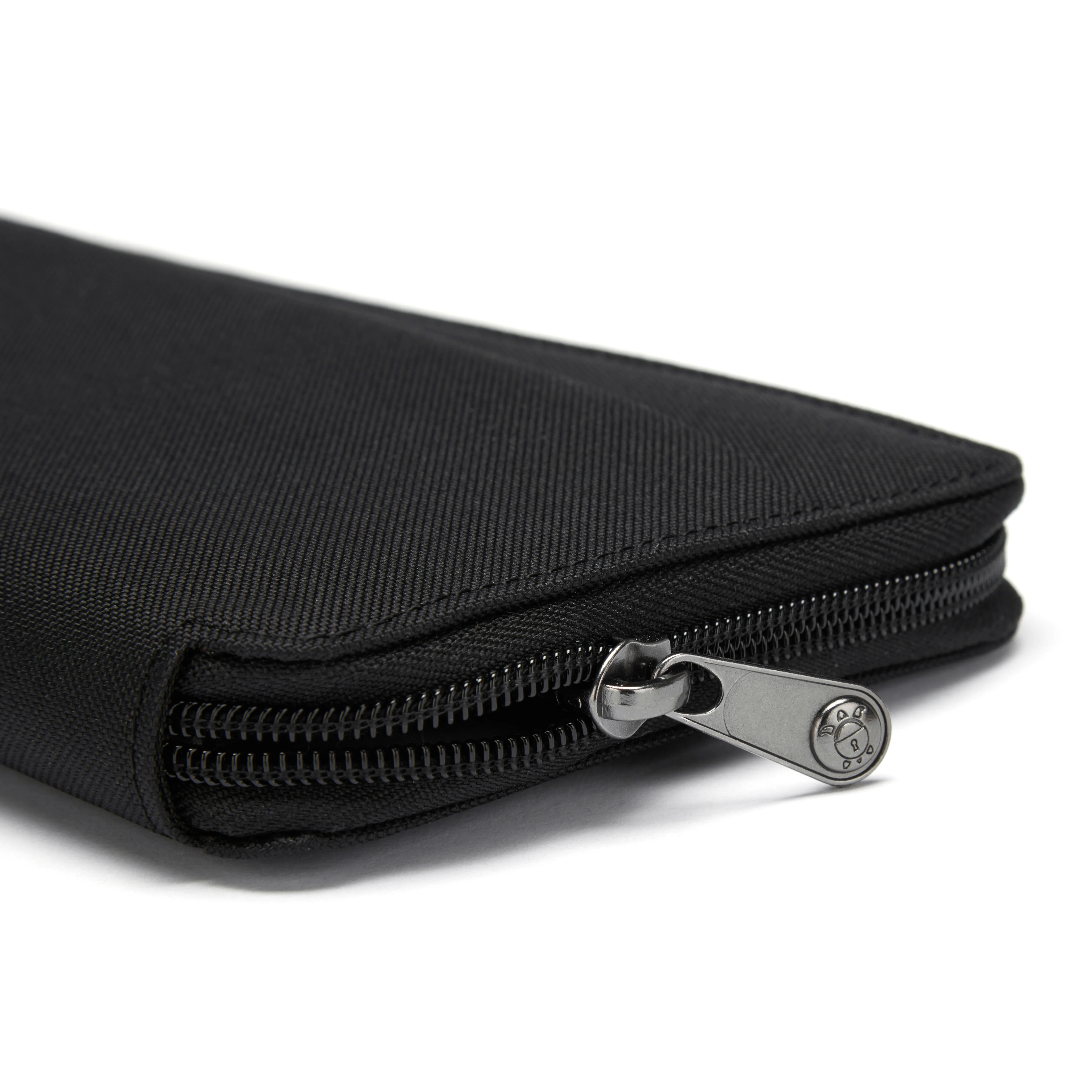 Pacsafe® RFIDsafe™ RFID blocking travel wallet - Image 11