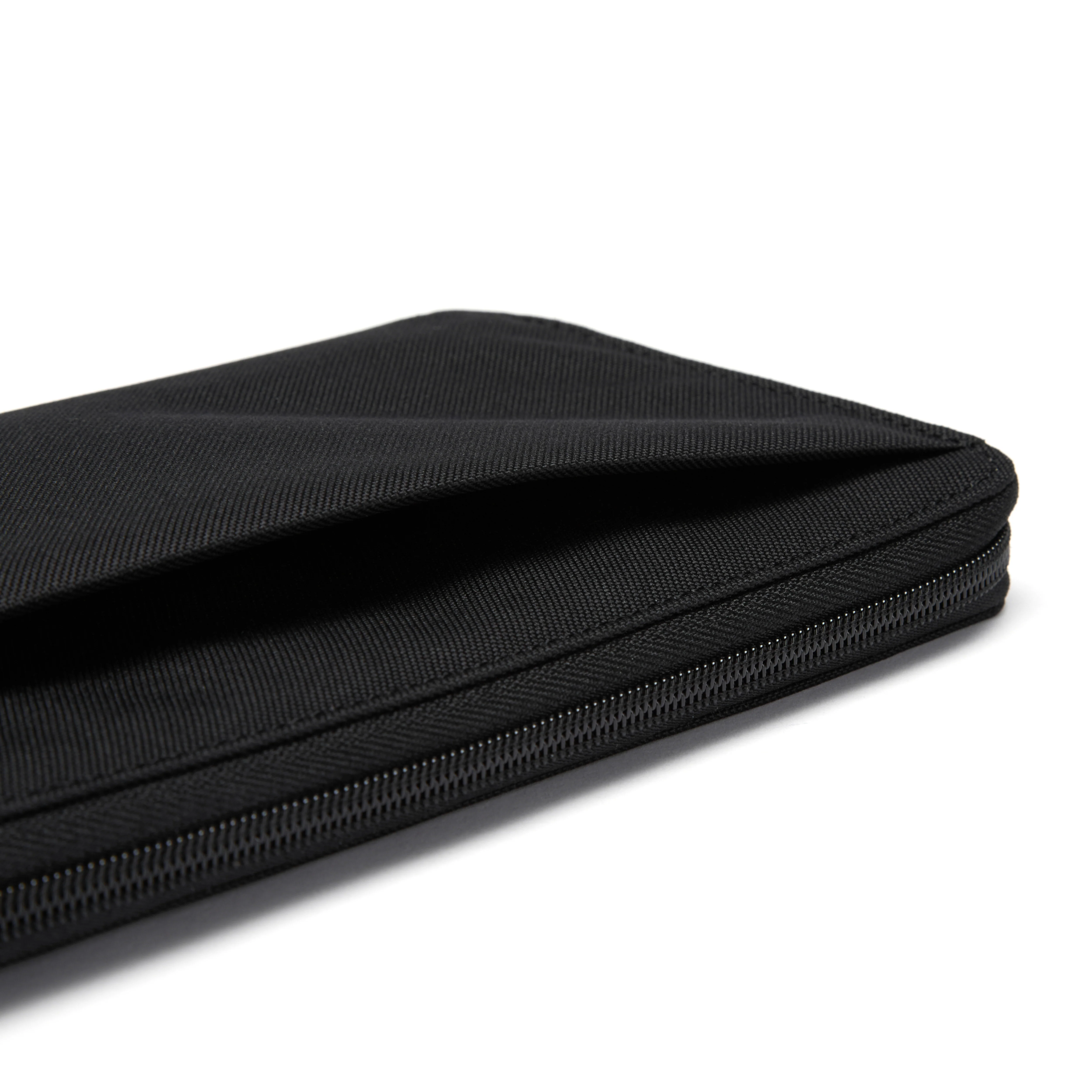 Pacsafe® RFIDsafe™ RFID blocking travel wallet - Image 12
